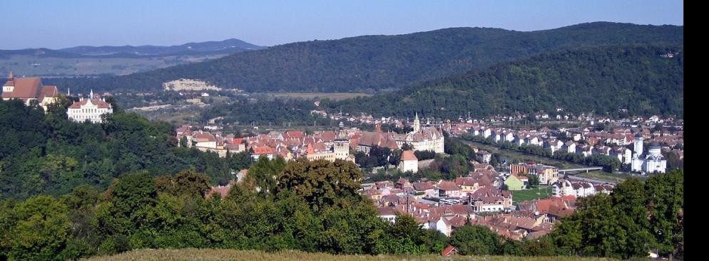 <strong>Sighișoara</strong>
<br></br>
Sighișoara to miasteczko leżące w środkowej części kraju. Walorem i największą atrakcją tego miejsca jest znakomicie zachowana zabudowa starego miasta z czasów średniowiecza. Gród z ratuszem, katedrą i górującą nad wszystkim wieżą zegarową został wpisany na listę Światowego Dziedzictwa Kultury UNESCO. Corocznie w lipcu odbywa się tu festiwal poświęcony kulturze średniowiecza.
<br></br>
fot. Wikipedia / domena publiczna