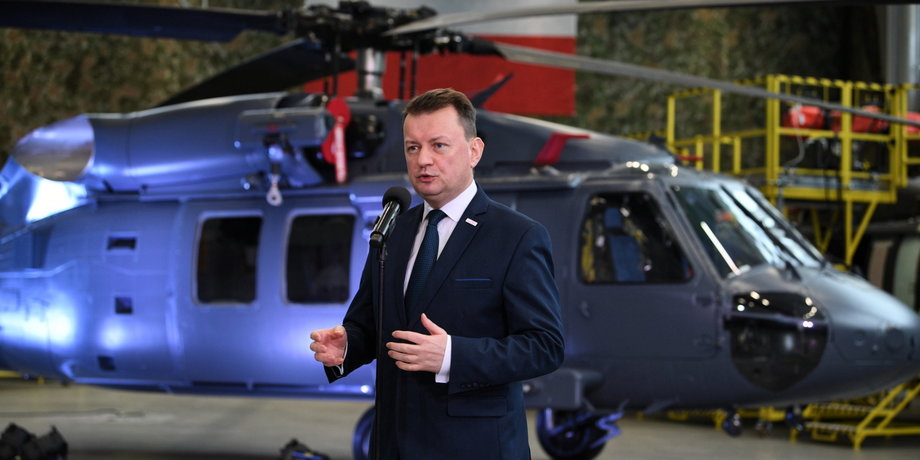 Minister obrony narodowej Mariusz Błaszczak podpisał umowę z Polskimi Zakładami Lotniczymi w Mielcu (Podkarpacie), na dostawę czterech śmigłowców Black Hawk dla wojsk specjalnych