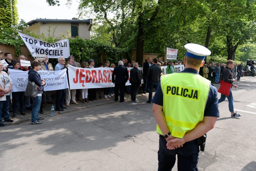 Byli uczniowie przeciwko arcybiskupowi