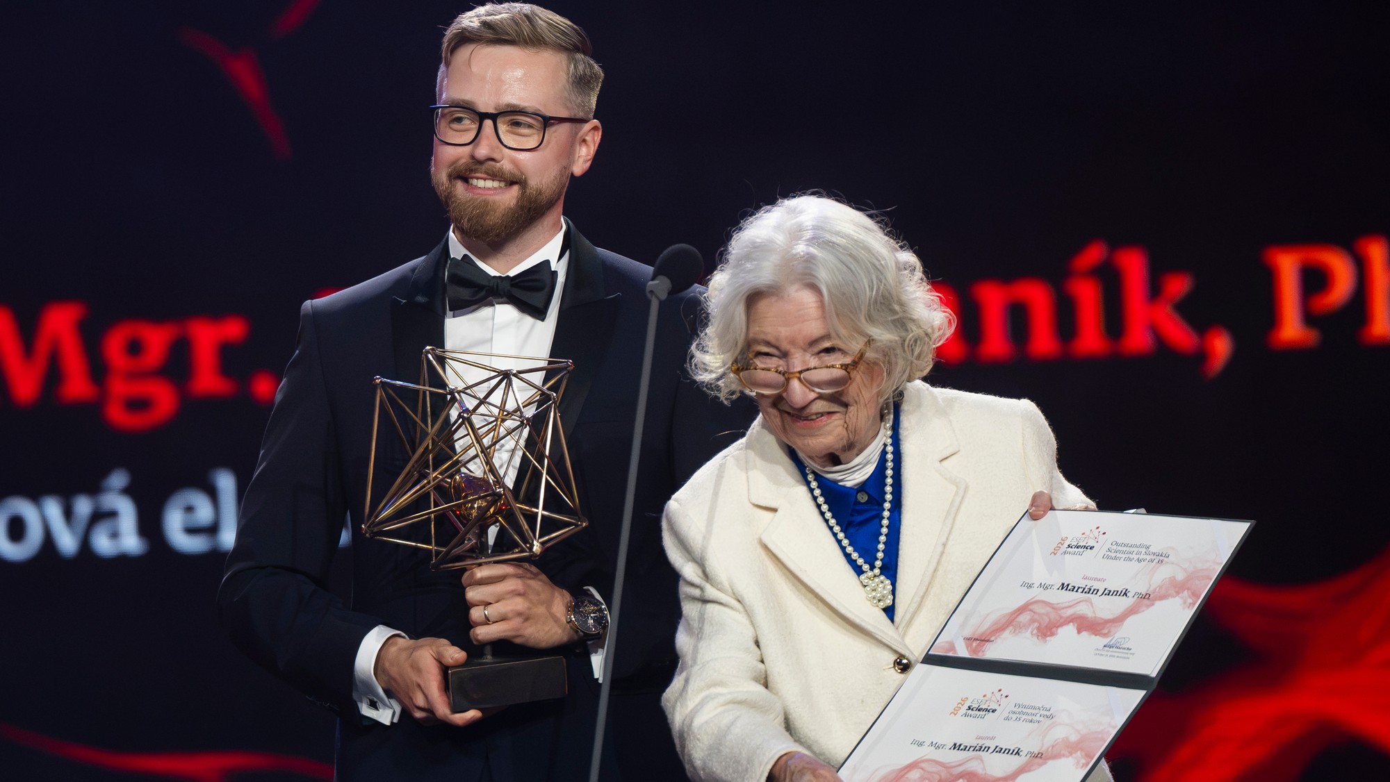 Marián Janík a legenda svetovej robotiky Prof. Ružena Bajcsyiová počas galavečera ESET Science Award 2026.