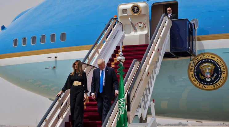 Donald és Melania Trump elhagyja az elnöki gép fedélzetét/Fotó: AFP