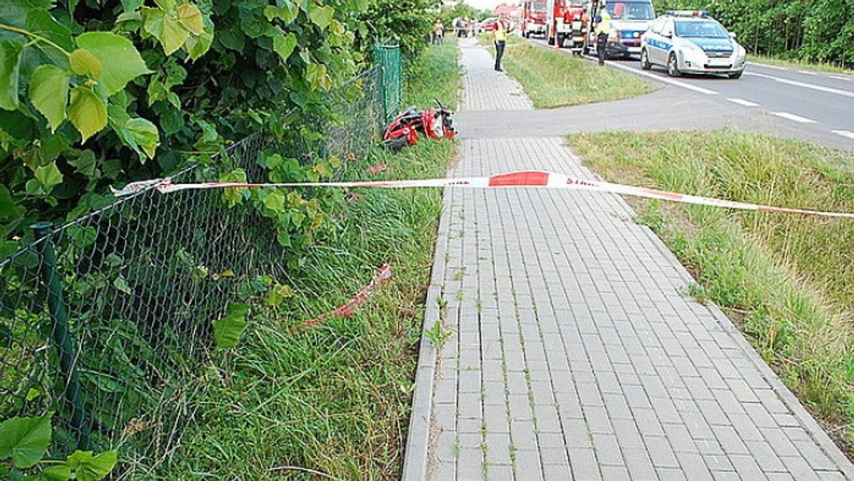 Policjanci wyjaśniają okoliczności tragicznego wypadku, do którego wczoraj doszło w Kolbuszowej Dolnej. Motocyklista uderzył w ogrodzenie posesji i zginął na miejscu.