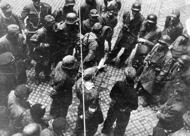 Grupa Żołnierzy NSZ (najprawdopodobniej z Brygady Dyspozycyjnej Zmotoryzowanej NSZ-AK "Koło") na Starym Mieście. Sierpień 1944 r.