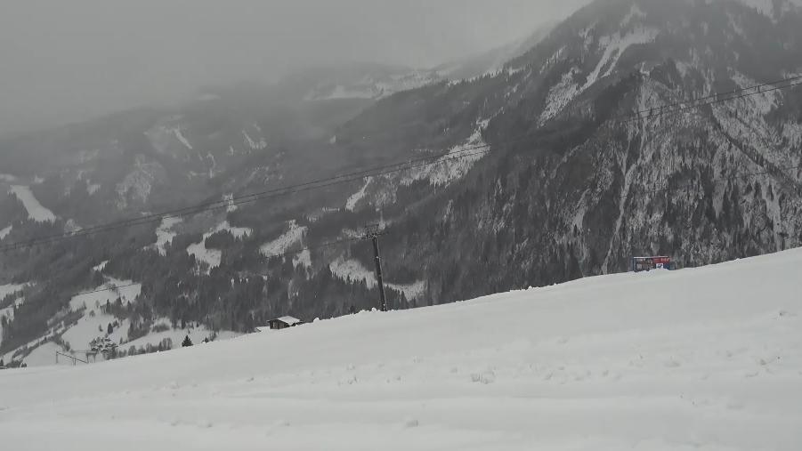 A friss hó ellenére magányosan árválkodik a kapruni sípálya Ausztriában / Fotó: webkamera