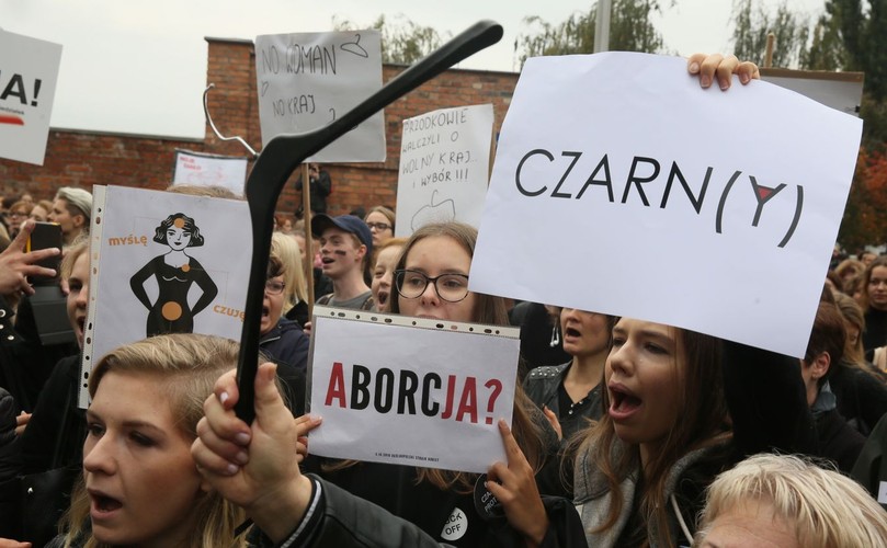 Czarny protest przed siedzibą PiS