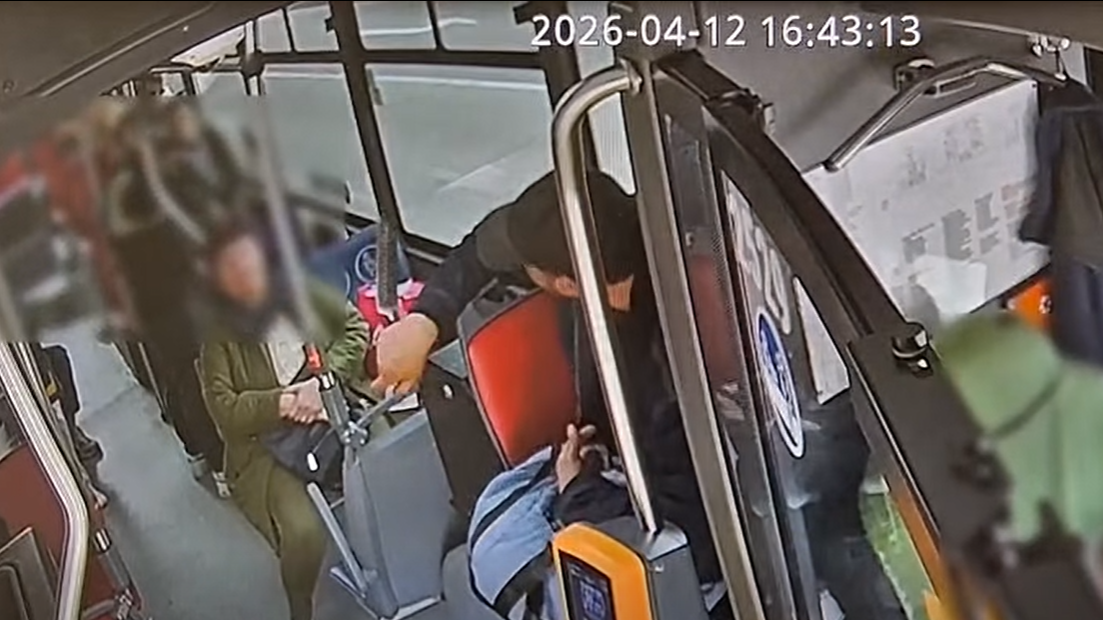 Polícia vyšetruje prípad muža, ktorý v autobuse mával nožom a opľul ľudí.