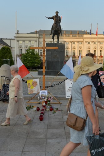 Krzyż przed Pałacem Prezydenckim