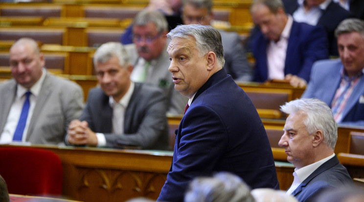 Orbán Viktor miniszterelnök azonnali kérdésre válaszol az Országgyűlés rendkívüli plenáris ülésén / Fotó: MTI/Kovács Attila