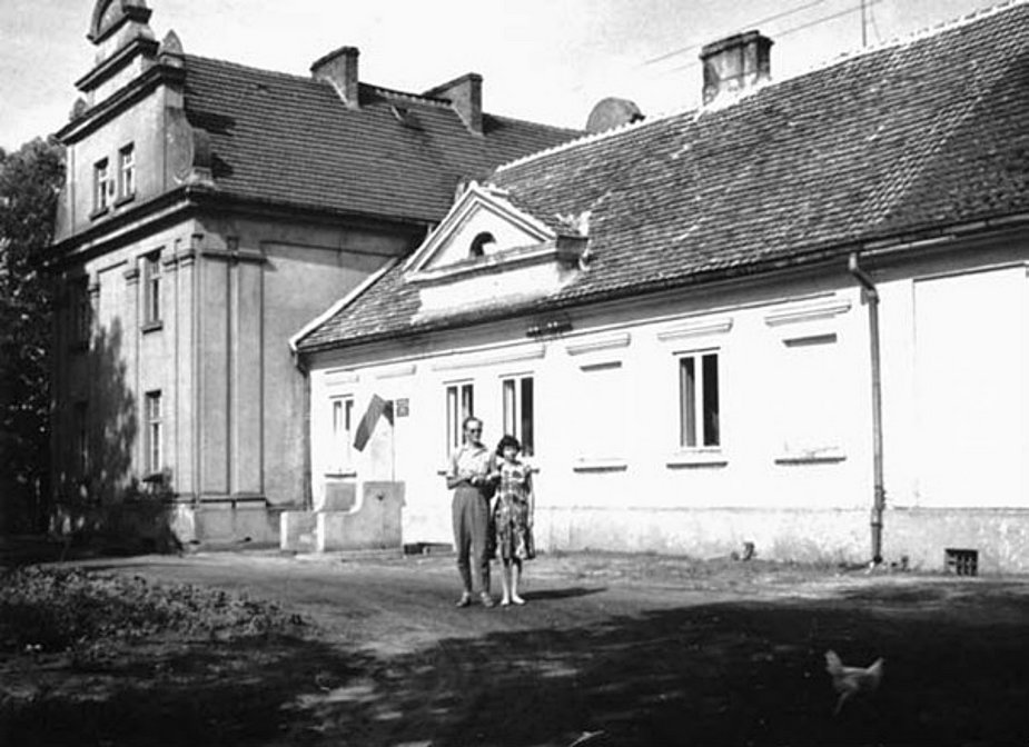 Syn hrabiego, Stefan Kwilecki z żoną w latach 60. XX w. podczas odwiedzin dworu oraz 