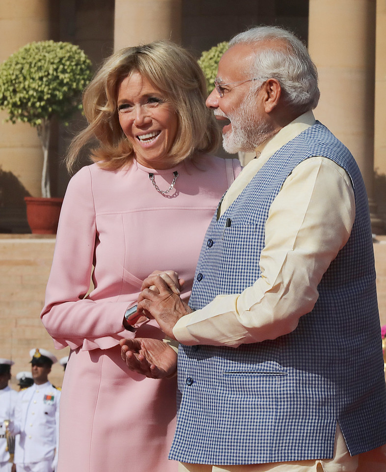 Brigitte Macron w różowej mini w Indiach