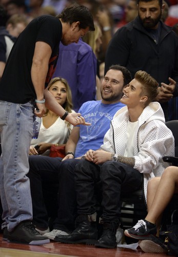 Justin Bieber lansował się na meczu ligi NBA. Szpanował tatuażem