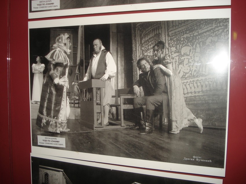 U prostorijama kragujevačkog pozorišta večeras je otvorena i izložba „Joakim Vujić na sceni Knjaževsko-srpskog teatra