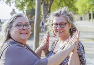 Starija žena sa ćerkom - ilustrcaija