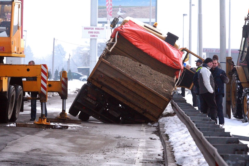 Kamion je u rupu duboku dva metra upao zadnjim desnim točkom