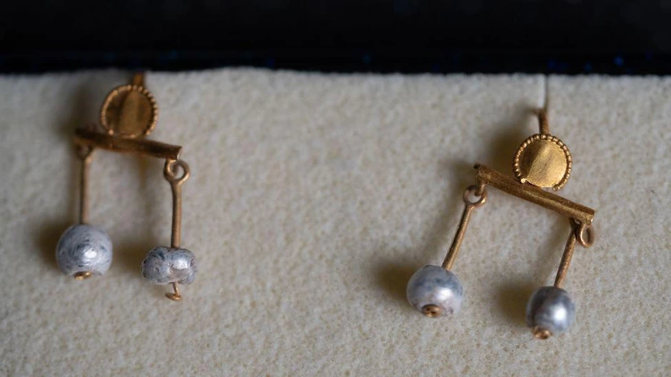 Par zlatnih minđuša sa prirodnim biserima pronađen je blizu skeleta žene | Foto: Tony Jolliffe/BBC