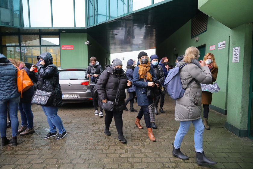 Pracownicy socjalni podczas protestu w siedzibie MOPS w Łodzi