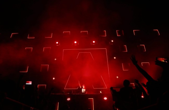 Armin Van Buuren 23 listopada 2016 zagrał swój pierwszy w życiu set w Birmie, w Rangun.