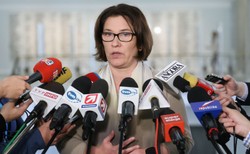 Rzeczniczka PiS: Wypowiedź ministra Waszczykowskiego była prywatna. Protesty kobiet były "ważne i istotne".