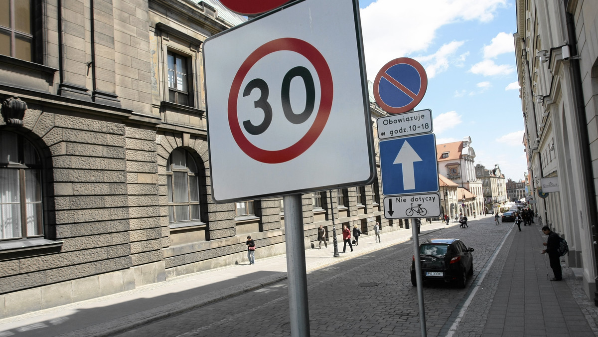 Od lipca samochody w ścisłym centrum Poznania będą mogły jeździć najwyżej 30 km na godzinę. Ma to poprawić bezpieczeństwo ruchu, ułatwić poruszanie się rowerzystom i pieszym - poinformował Tomasz Libich z Zarządu Dróg Miejskich w Poznaniu.