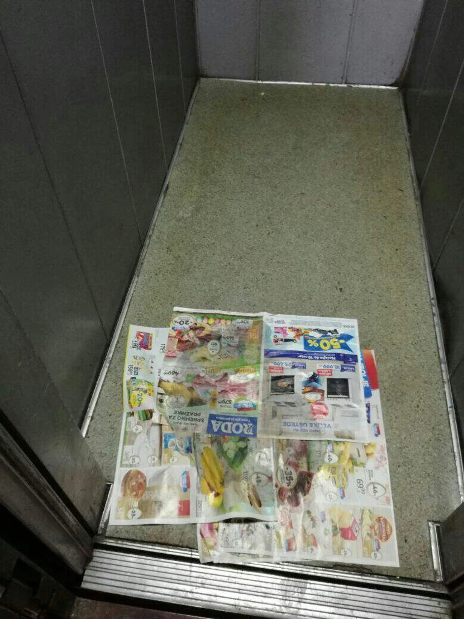 Barica prekirvena novinama