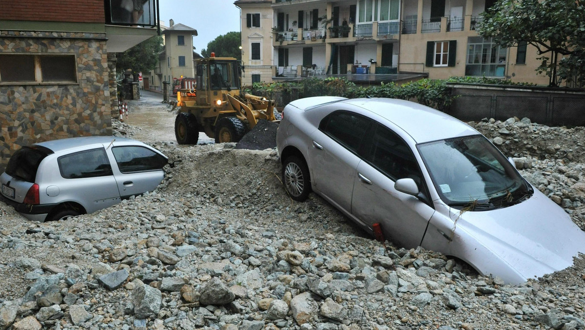 Trzy kobiety zginęły nad ranem w mieście Prato w Toskanii, w środkowych Włoszech, w samochodzie zatopionym w tunelu w rezultacie gwałtownej ulewy. Burze, oberwania chmury i lokalne podtopienia sparaliżowały Ligurię.