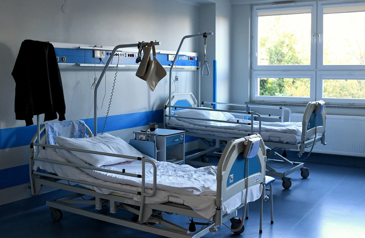 Puste łóżka w sali szpitalnej – efekt napiętej sytuacji finansowej NFZ i ograniczania przyjęć
