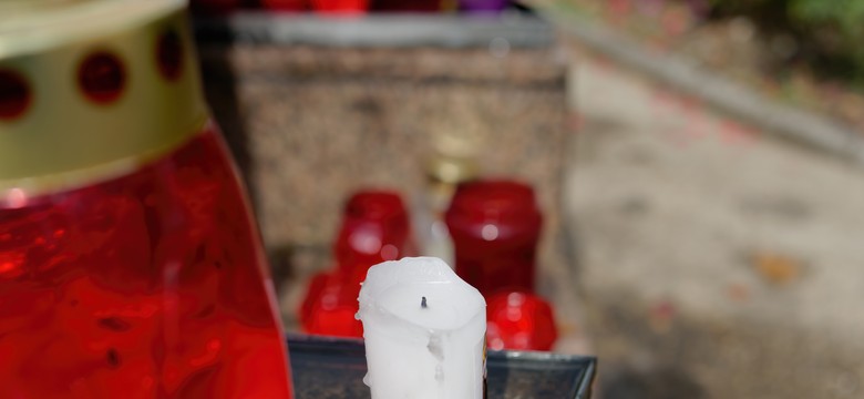 Sprawdzony sposób na zaschnięty wosk. Zastosuj ten jeden genialny trik, a Twój granitowy nagrobek będzie lśnił