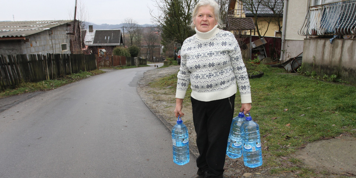 Dźwigam butelki z wodą