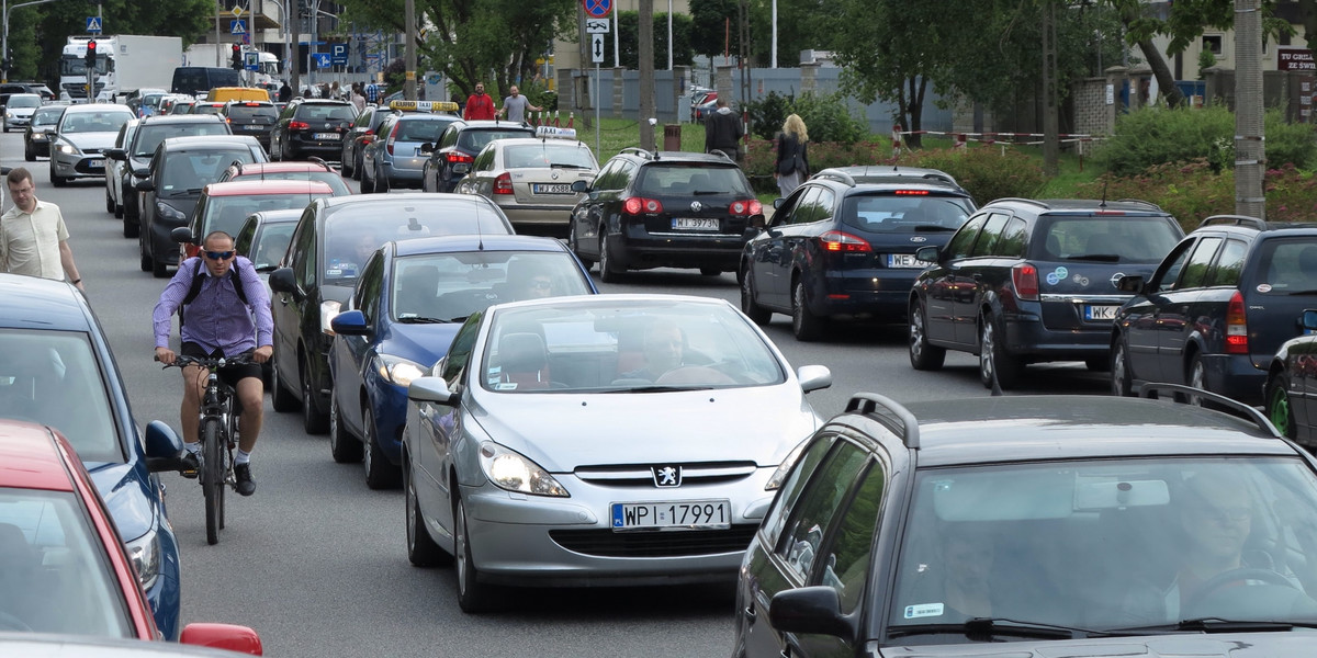 Urzędnicy kpią z kierowców. Na Służewcu będą trzy nowe miejsca parkingowe!