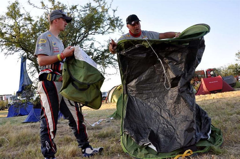 Adam Małysz dobrze radzi sobie na trasie Rajdu Dakar 2012. Gorzej idzie mu składanie namiotu