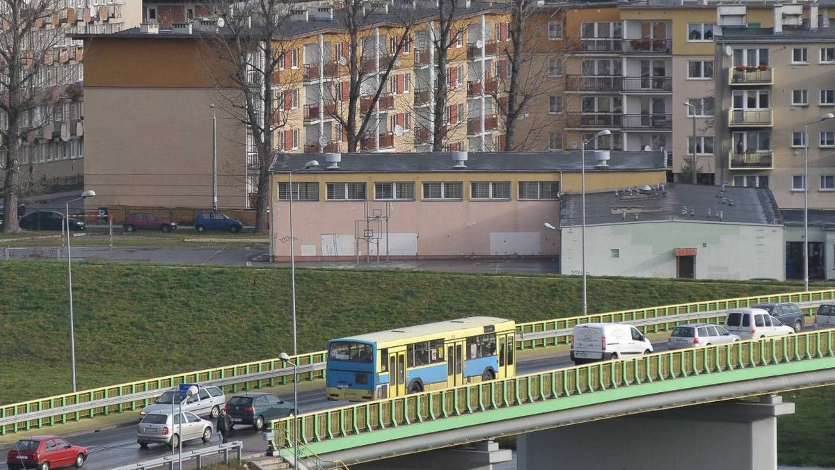 Dwa bilety za przejazd jednym autobusem muszą kasować podróżni chcący autobusem linii 8 dojechać spoza Opola do Grotowic. Na bilecie pozamiejskim mogą dojechać tylko do dworca PKS. Potem muszą kasować kolejny bilet - czytamy w serwisie opole.gazeta.pl.