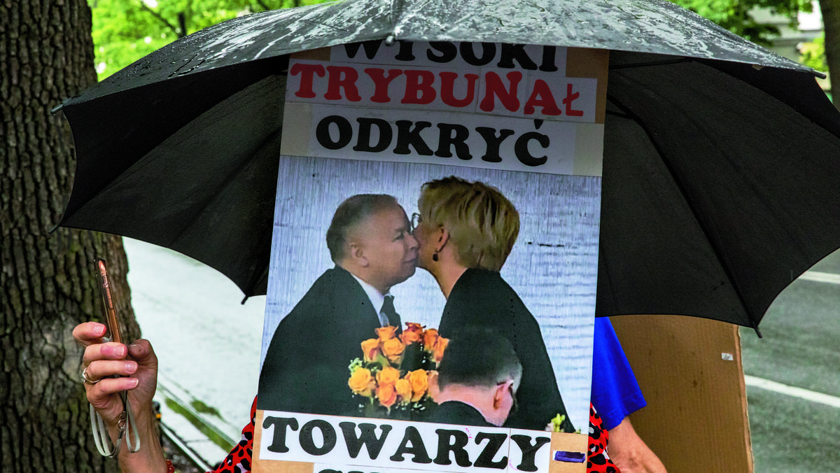 Plakat z Julią Przyłębską i Jarosławem Kaczyńskim, trzymany przez demonstrantów przed siedzibą TK. 13 lipca 2021 r.