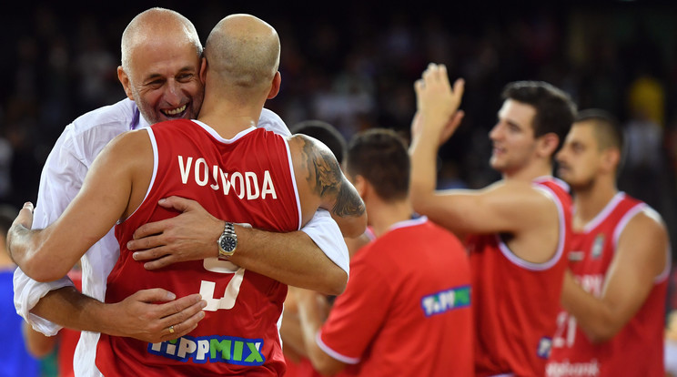 Ivkovics (szemben) csodát
tett a férfikosárlabda-válogatottal, 16 közé jutott a csapat az Eb-n / Fotó: AFP