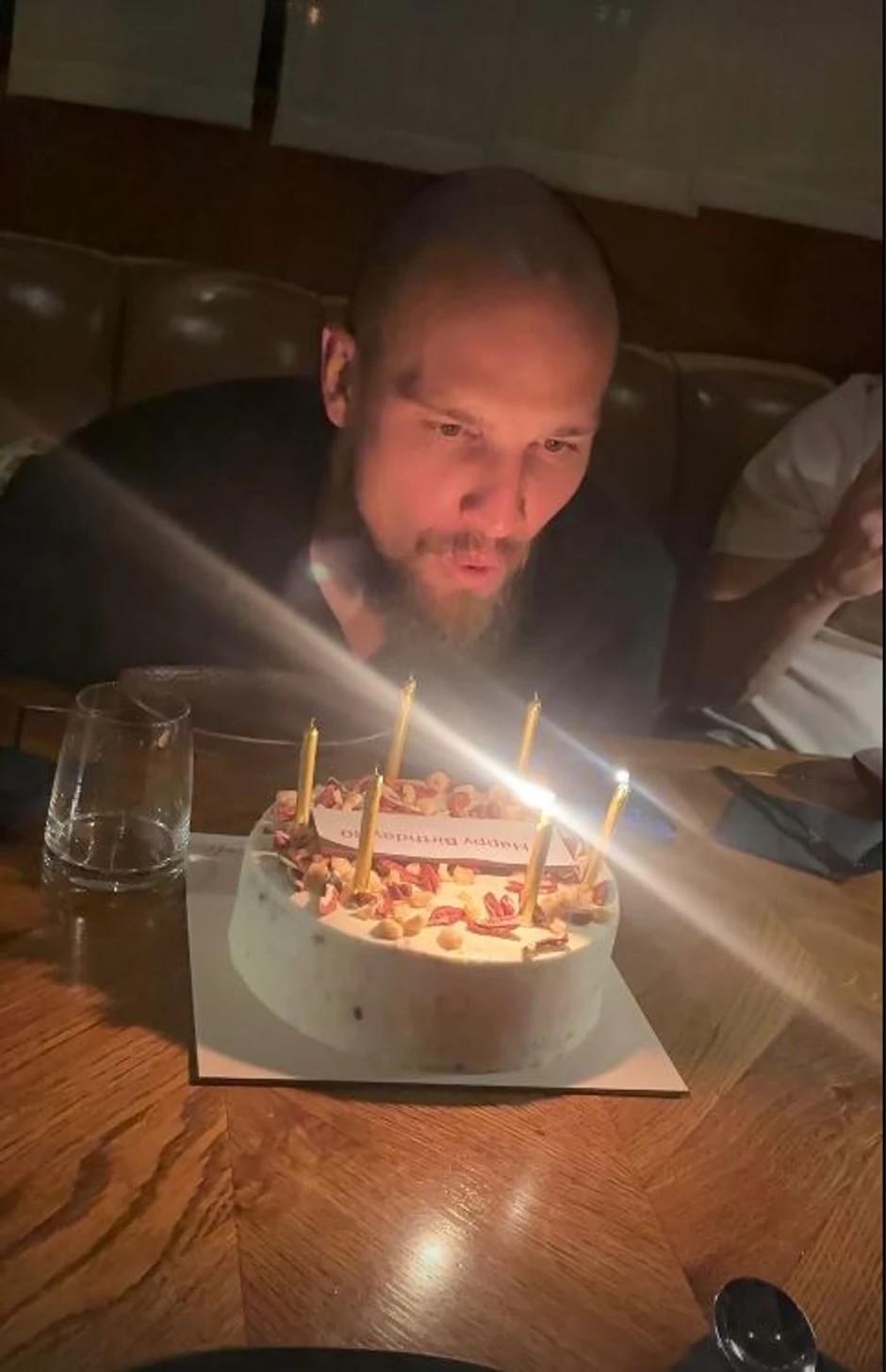 Ana priredila tortu Predragu u restoranu