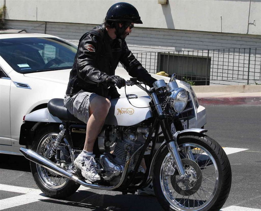 Keanu Reeves zarośniety  na motorze