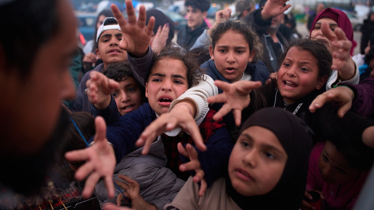 Raseljena lica čekaju da dobiju doniranu hranu nakon što su pobegli od izraelskog bombardovanja u južnom Libanu, u Bejrutu