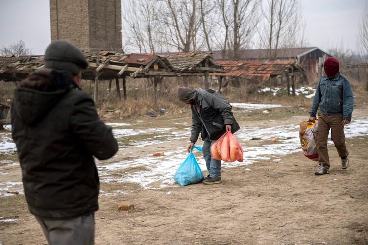 Uchodźcy z Afganistanu czekają na przemytników na granicy serbsko-węgierskiej