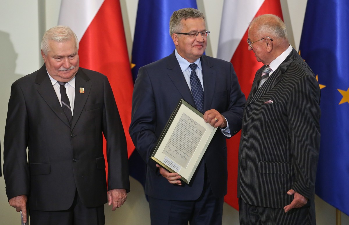 Prezydent Bronisław Komorowski oraz sygnatariusze porozumienia o zawarciu koalicji sprzed 25 lat: były przewodniczący NSZZ "Solidarność" i były prezydent Lech Wałęsa oraz były przewodniczący Stronnictwa Demokratycznego Jerzy Jóźwiak