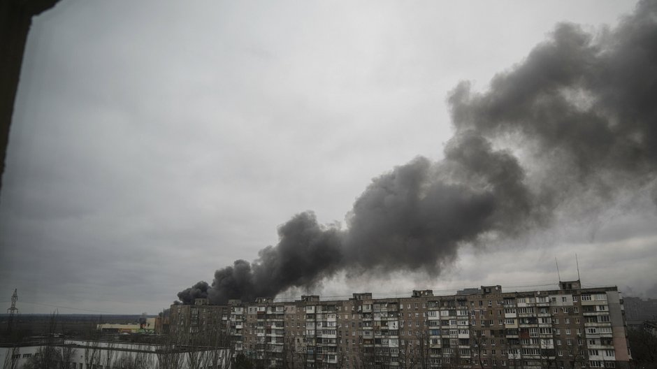 Dym nad Mariupolem po ostrzale Rosjan