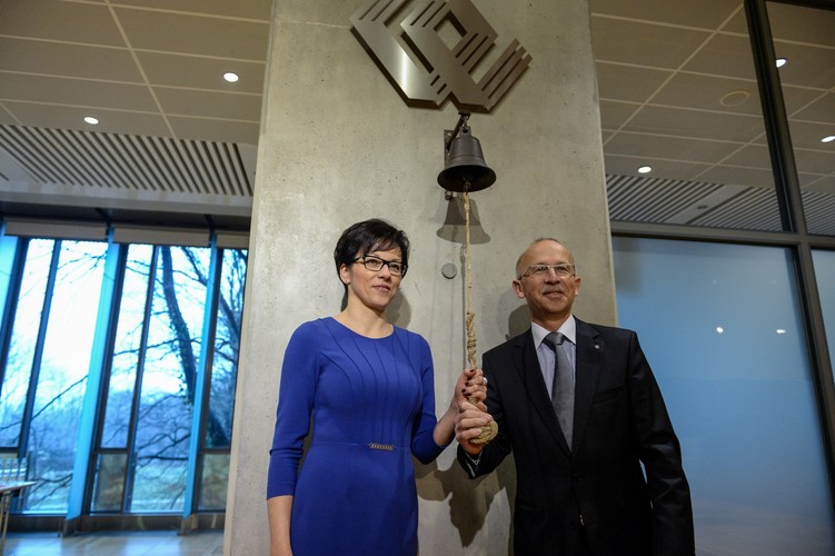 Wczorajszy wybór Małgorzaty Zaleskiej na prezesa nie oznacza, że formalnie jest ona już szefową giełdy. Wcześniej musi ją zatwierdzić na stanowisku Komisja Nadzoru Finansowego. – KNF standardowo w postępowaniu administracyjnym będzie oceniała spełnianie przez panią prezes ustawowych przesłanek. Komisja będzie również zainteresowana wizją rozwoju GPW – mówi Łukasz Dajnowicz, rzecznik nadzoru. „W skład zarządu giełdy powinny wchodzić osoby posiadające wykształcenie wyższe, co najmniej trzyletni staż pracy w instytucjach rynku finansowego oraz nieposzlakowaną opinię w związku ze sprawowanymi funkcjami” – mówi ustawa o obrocie instrumentami finansowymi. Nowa prezes w ciągu kilku tygodni powinna uzyskać zgodę KNF. Jej poprzednik, Paweł Tamborski, dostał ją w miesiąc po powołaniu.