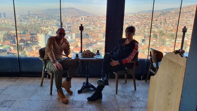 Od Decacica Do Frajera U Nekoliko Dana Poznati Pevac Se Osisao I Pustio Bradu Ne Lici Na Sebe Trljamo Oci I Ne Verujemo A Tek Da Vidite Ko Je Sa Njim