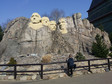 Mount Rushmore National Memorial z klocków. W górze wykuto pomniki czterech głów prezydentów USA. Od lewej: George Washington, Thomas Jefferson, Theodore Roosevelt i Abraham Lincoln