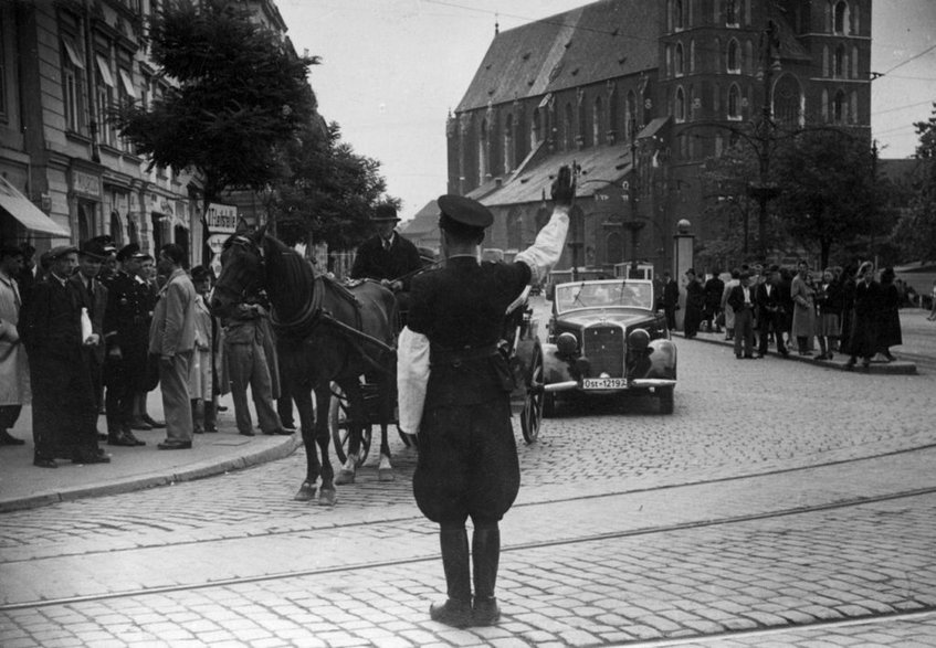 Granatowy policjant kierujący ruchem w Krakowie (NAC).