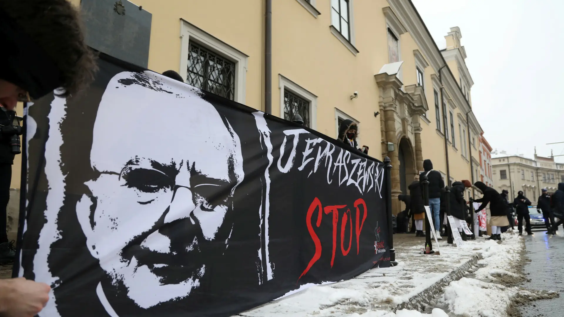 Rośnie liczba apostazji w diecezji abp. Jędraszewskiego. Jest prawie cztery razy większa niż w 2019 r