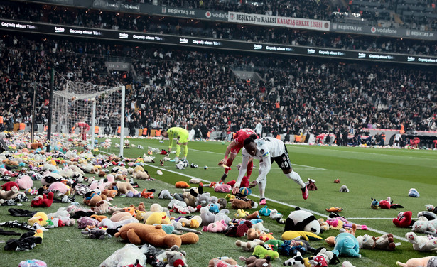 Besiktas fans throw stuffed toys onto the field for the children who have been affected by the earthquake during Besiktas vs Antalyaspor Turkish Super League Game, in Istanbul, Turkey, on February 26, 2023. On Feb.6 a strong 7.7 earthquake, centered in the Pazarcik district, jolted Kahramanmaras and strongly shook several provinces, including Gaziantep, Sanliurfa, Diyarbakir, Adana, Adiyaman, Malatya, Osmaniye, Hatay, and Kilis. On the same day at 1.24 p.m. (1024GMT), a 7.6 magnitude quake centered in Kahramanmaras' Elbistan district struck the region. Photo by Tolga Adanali/Depo Photos/ABACAPRESS.COM LIGA TURECKA PILKA NOZNA SEZON 2022/2023 MASKOTKI FOT. ABACA/NEWSPIX.PL POLAND ONLY !!! --- Newspix.pl *** Local Caption *** www.newspix.pl mail us: info@newspix.pl call us: 0048 022 23 22 222 --- Polish Picture Agency by Ringier Axel Springer Poland