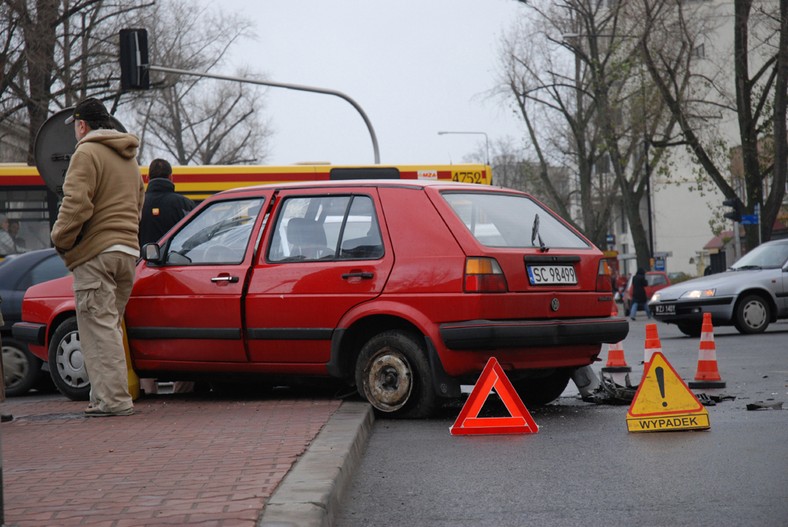 Pamiętajmy – chodzi o to, by nie dopuścić do powiększenia rozmiarów szkód, a tym bardziej do wypadku drogowego. Na drodze ekspresowej lub autostradzie trójkąt ostrzegawczy należy ustawić w odległości 100 m od unieruchomionych pojazdów, a na innych drogach poza obszarem zabudowanym – w odległości 30-50 m.  Na obszarze zabudowanym wystarczy włączyć światła awaryjne