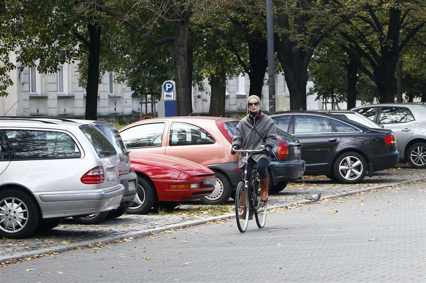 Tak się wozi polska gwiazda! Na rowerze