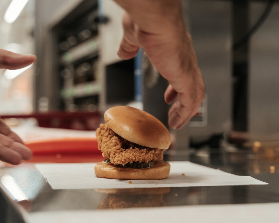 Tak wygląda kanapka chicken sandwich.