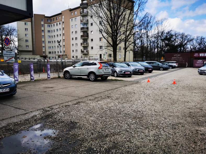 W komisach sporo wolnych miejsc, aut nie za dużo