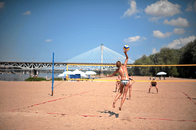 W tym sezonie na miejskich plażach na wysokości Saskiej Kępy, Stadionu Narodowego, stołecznego ZOO oraz na Żoliborzu pojawiły się dodatkowe ruszty do grillowania i nowe drewniane ławeczki. Nowością są wiklinowe kosze plażowe